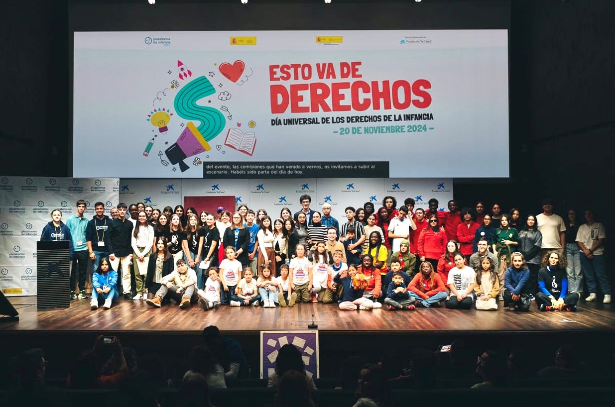 Todos los participantes del Acto del Día Universal de los Derechos de la Infancia de 2024 posando con la ministra Sira Rego